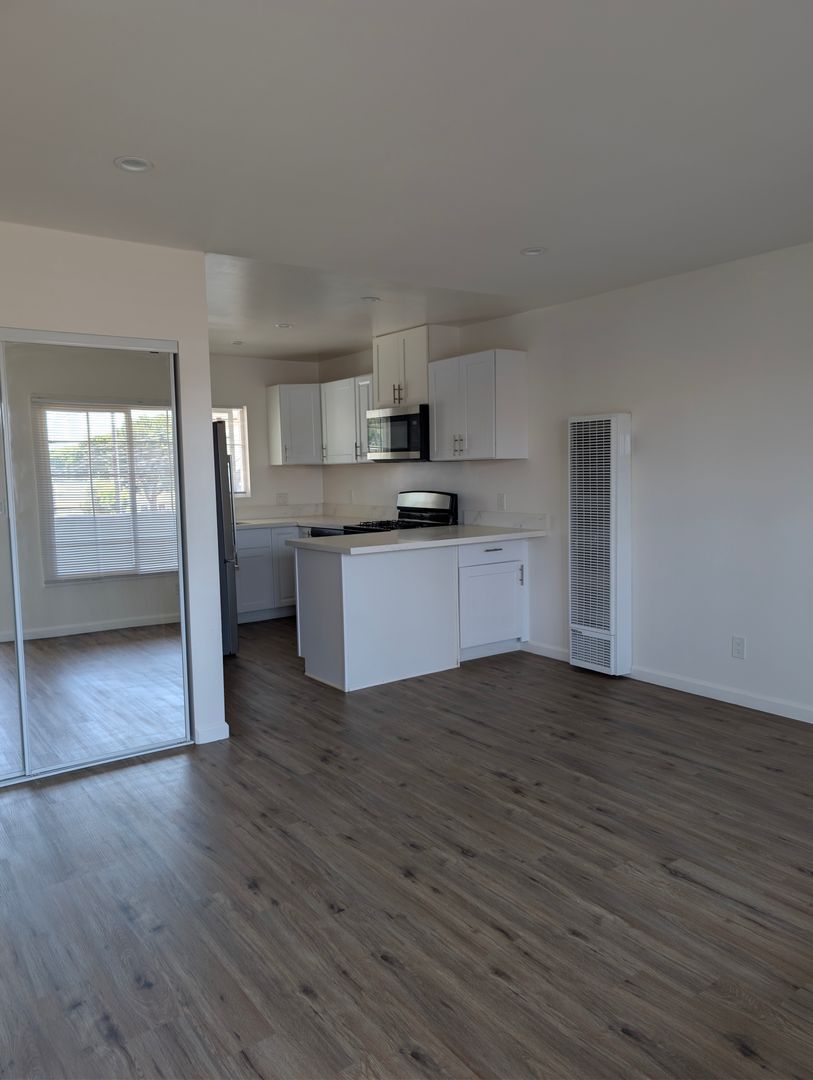 Whitter Apartment: 7632/7634 Comstock