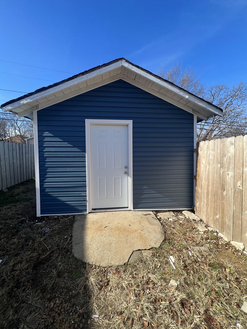 Springfield House: 2251 N Rogers Ave