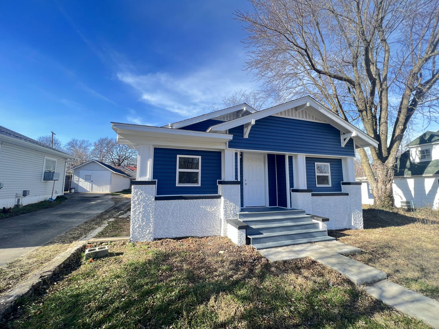 Springfield House: 2251 N Rogers Ave