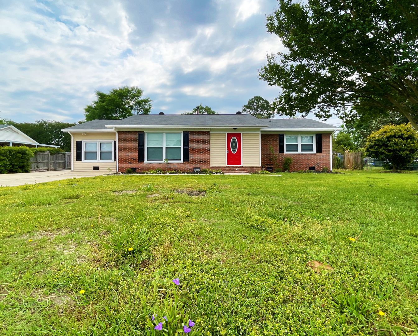 Fayetteville House: 1095 Strathdon Avenue