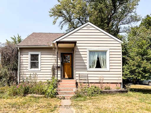 Darling Single Family Home on a Large Corner Lot – photo 1