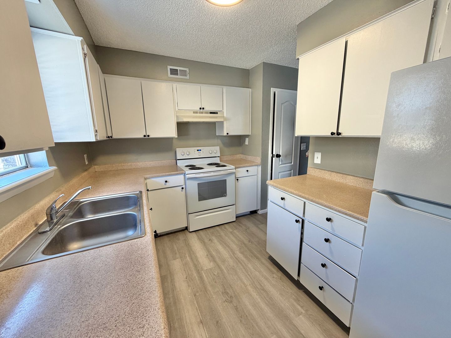 Shawnee Apartment: 1001 E Independence Street