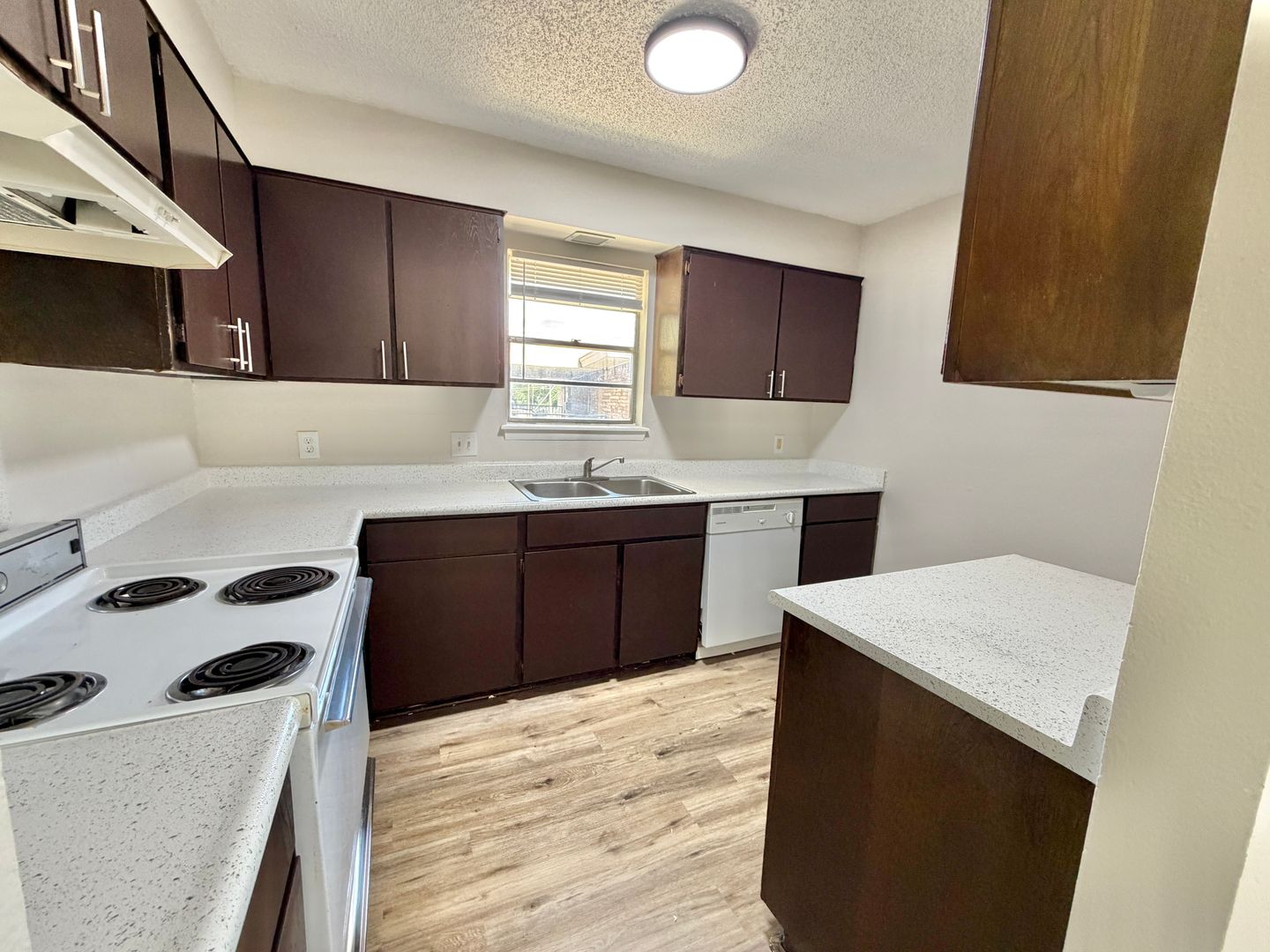 Shawnee Apartment: 1001 E Independence Street