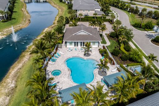 Available from Sep 1st - 3BR/2BA furnished annual 2nd floor townhouse with a 2-car garage in Avalon of Naples! – photo 1
