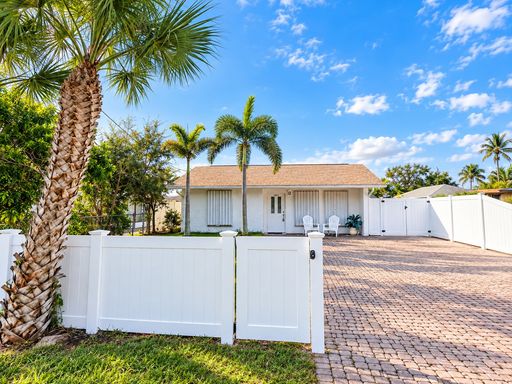 Perfect Family Home in Prime Location! 3 BED-2.5 BATH. Available ASAP! – photo 1