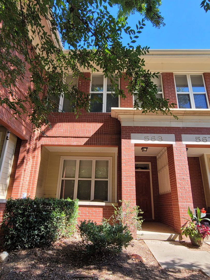 Beautiful 2-Bedroom Townhome with Skyline Views