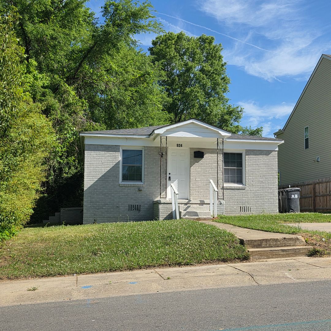 Charlotte House: 924 Holland Ave