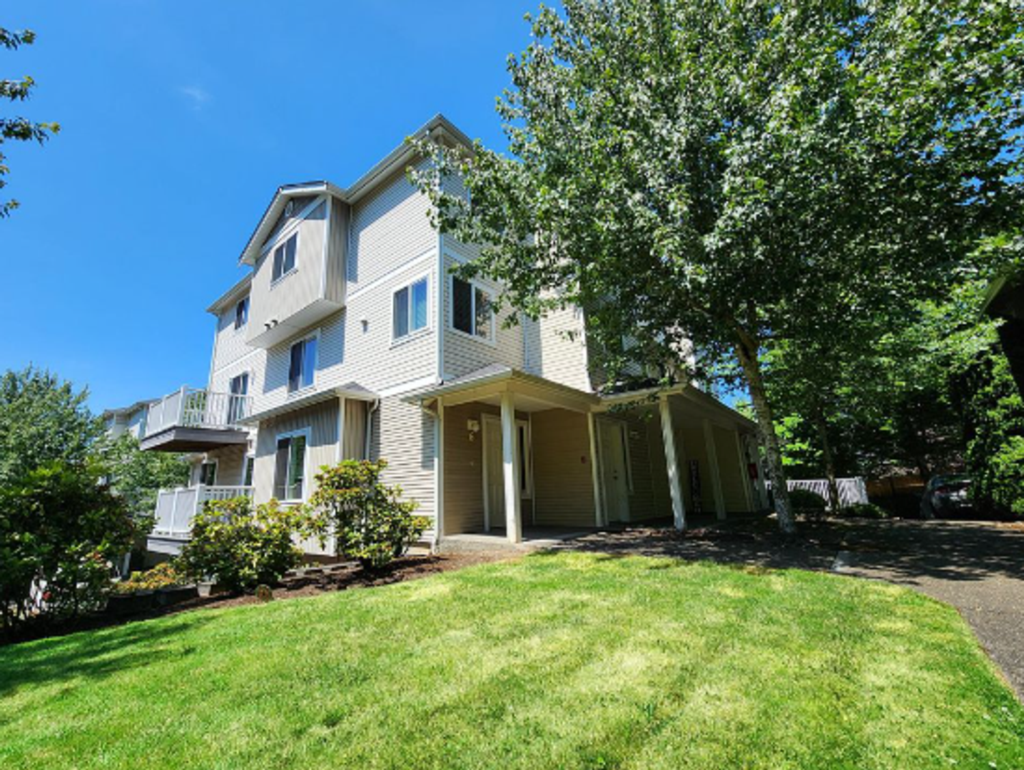 Puyallup Apartment: 215 23rd Ave SW