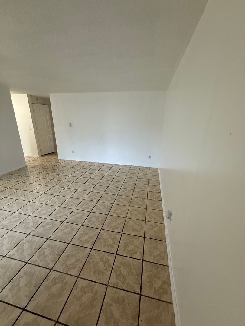 Tukwila Apartment: 3445 S 144th St