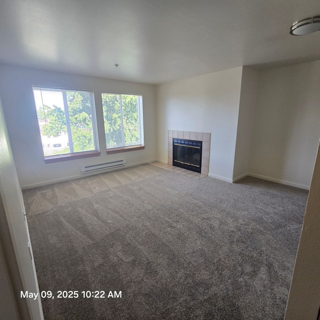 Burien Apartment: 219 S 156TH Street