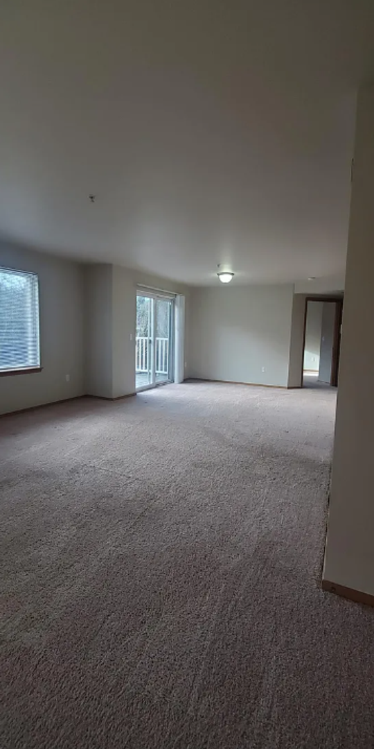 Puyallup Apartment: 215 23rd Ave SW