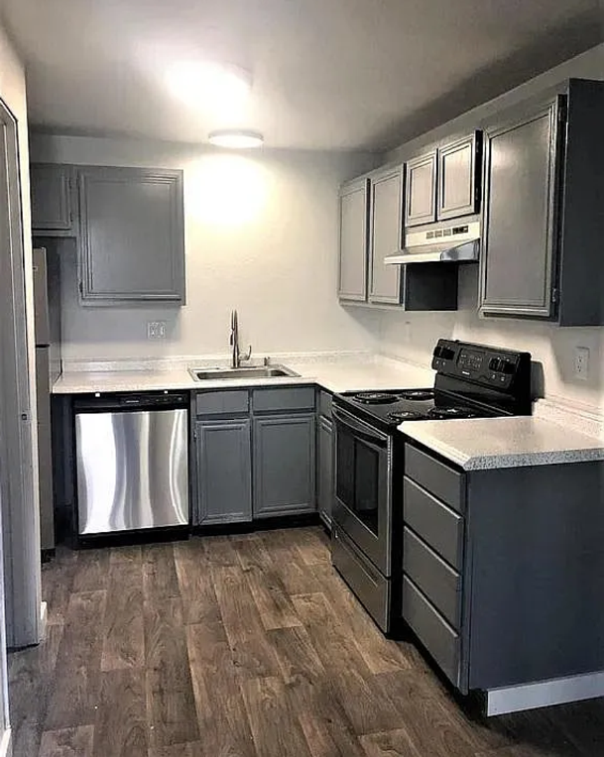 Auburn Apartment: 931, 935, 1001, 1007 ,1015 18th Street NE