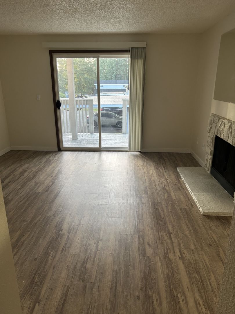 Federal Way Apartment: 34033 First Place S.