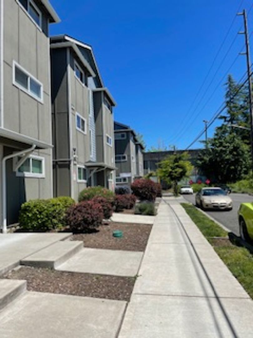 Tacoma Apartment: 2515 South 48th