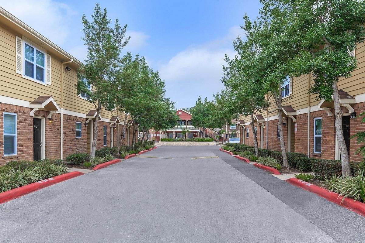 Houston Apartment: 1521 Sherwood Forest