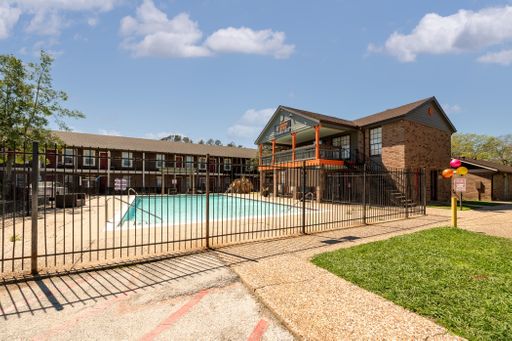 Spacious & Stylish 2 Bedroom Townhouse – photo 1