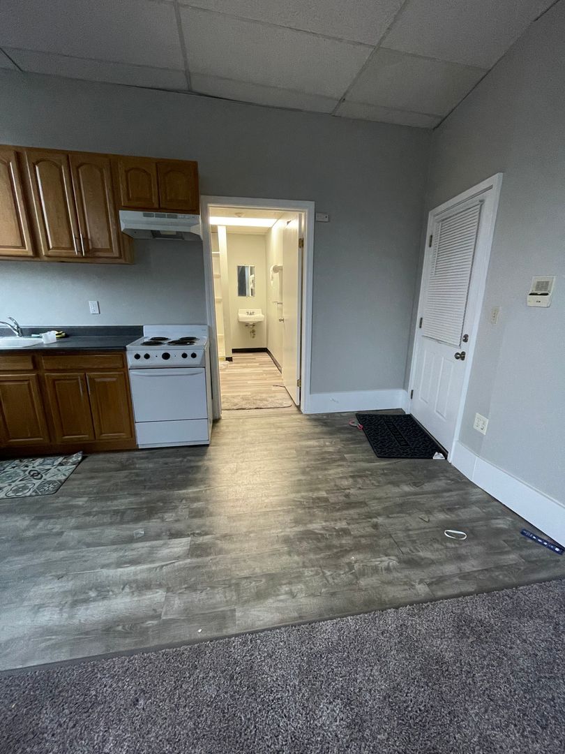 Leominster Apartment: 4 Main St