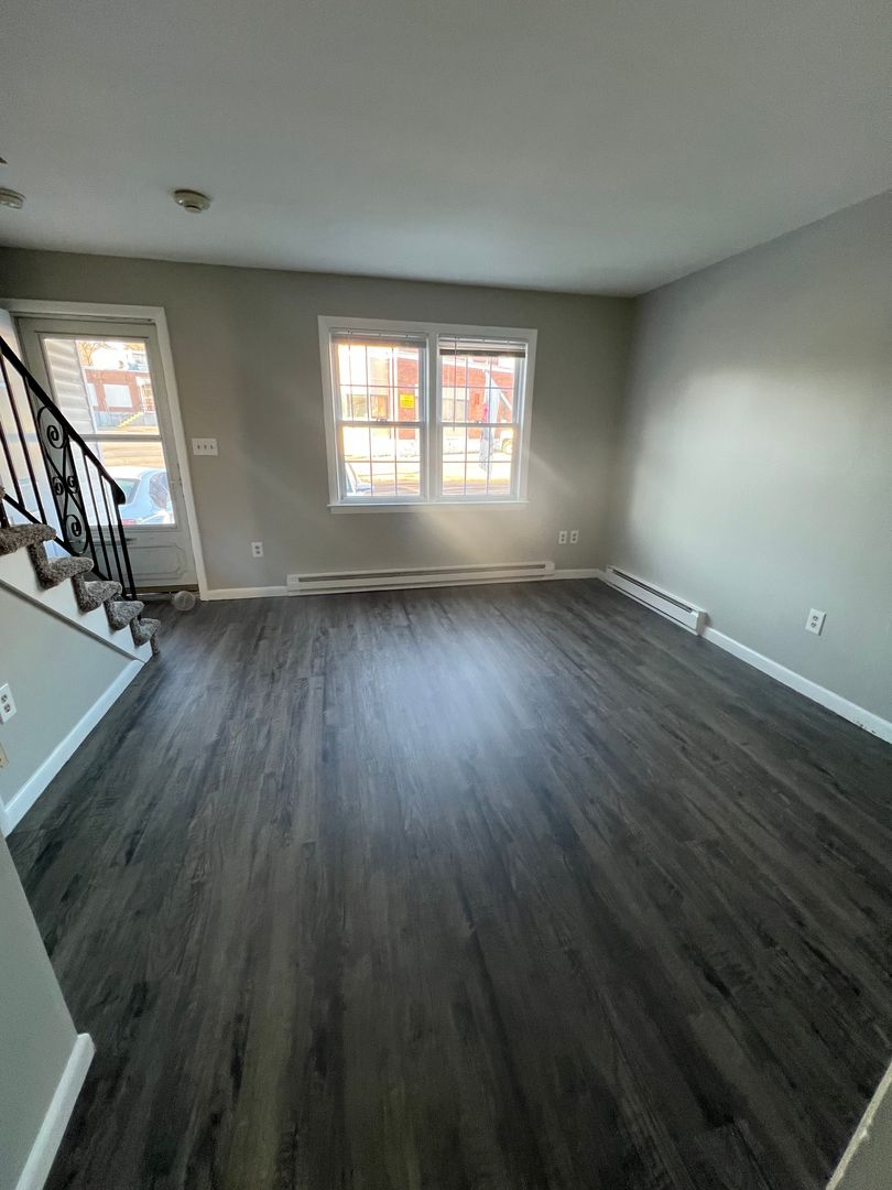 Leominster Apartment: 597 Main St