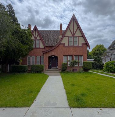 Charming 2 bedroom 1 bath downstairs unit with enclosed Sun Room-Month to Month Lease