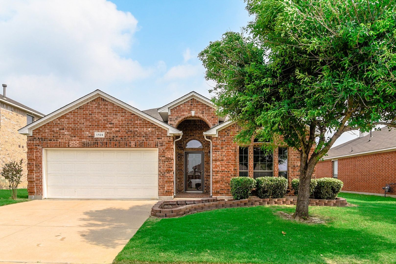 Arlington House: 1709 Wild Deer Way