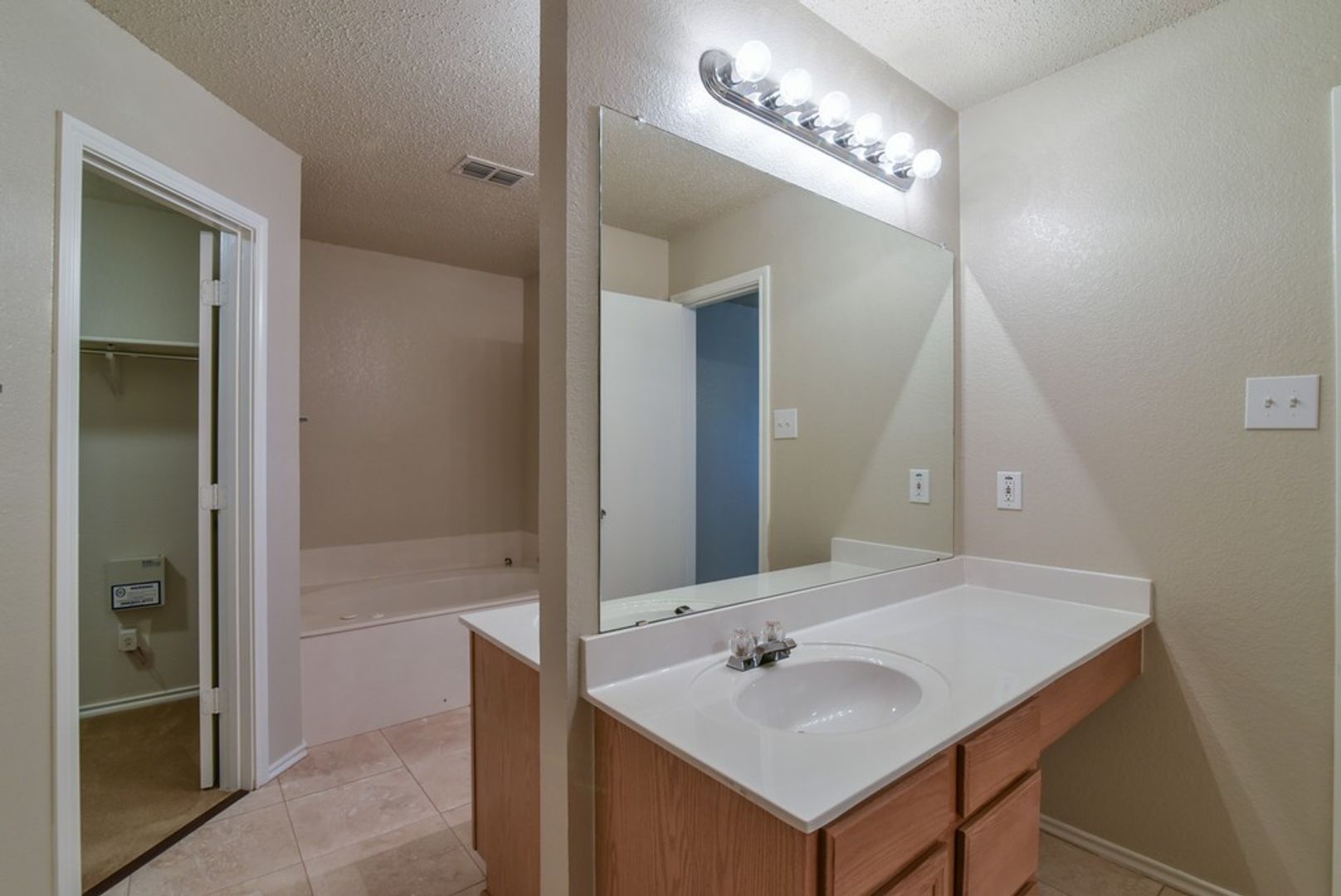 Arlington House: 2106 Delaford Dr