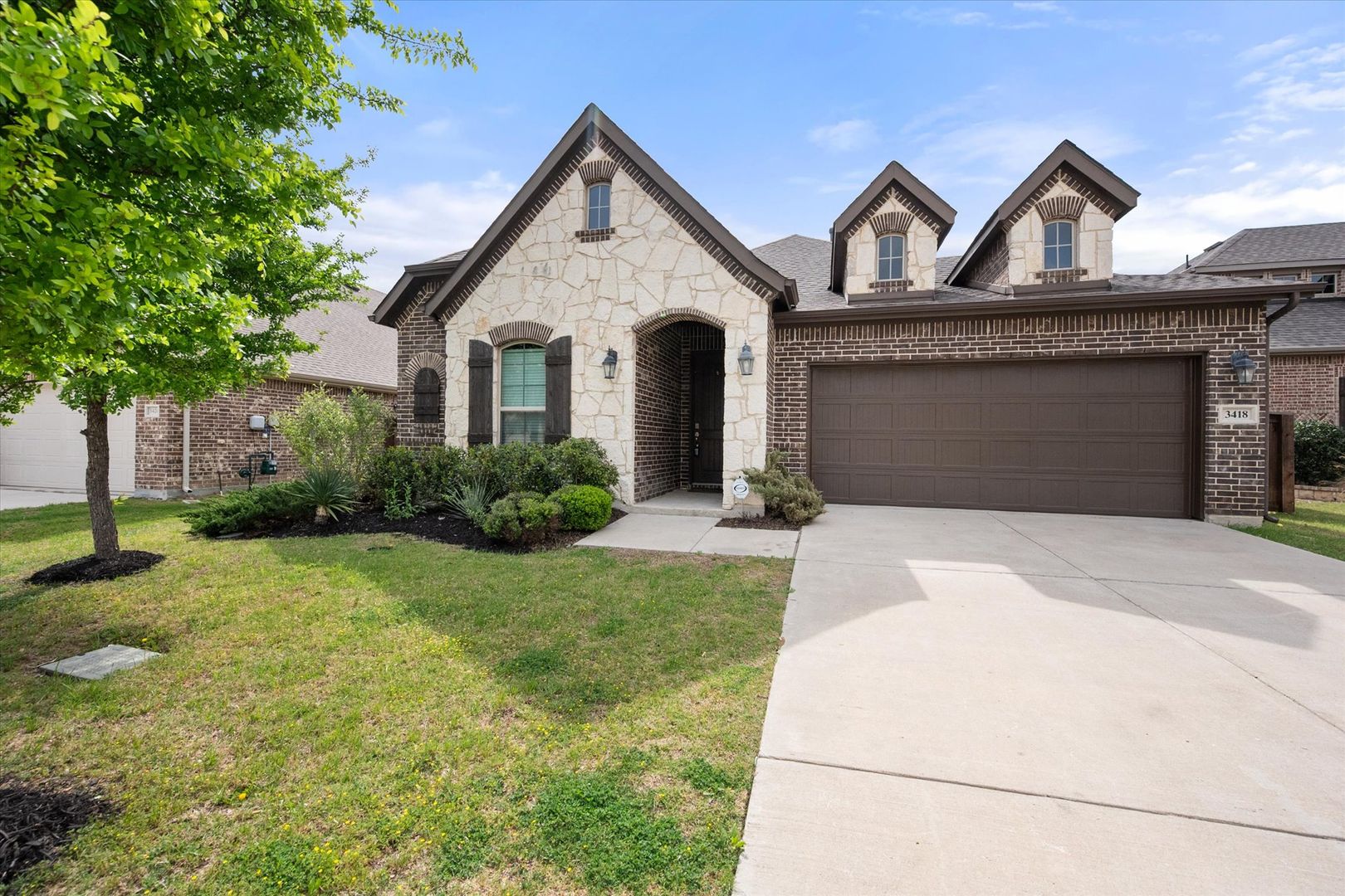 Venus House: 3418 Woodford Dr