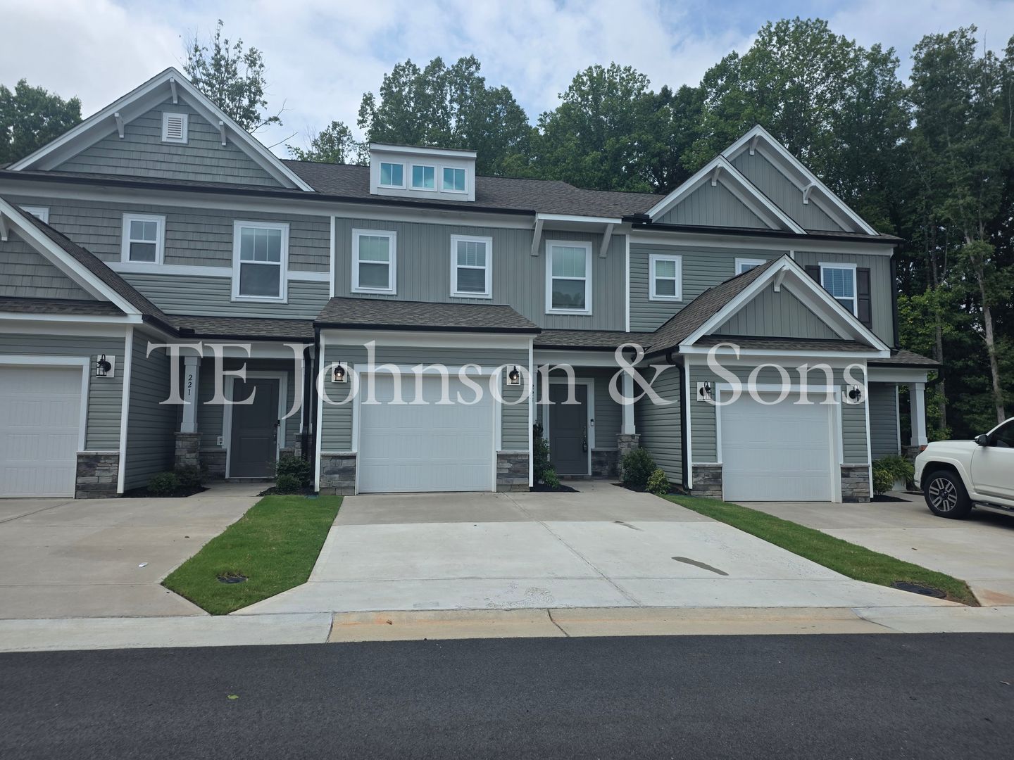 Greensboro House: 223 Latrobe Ln