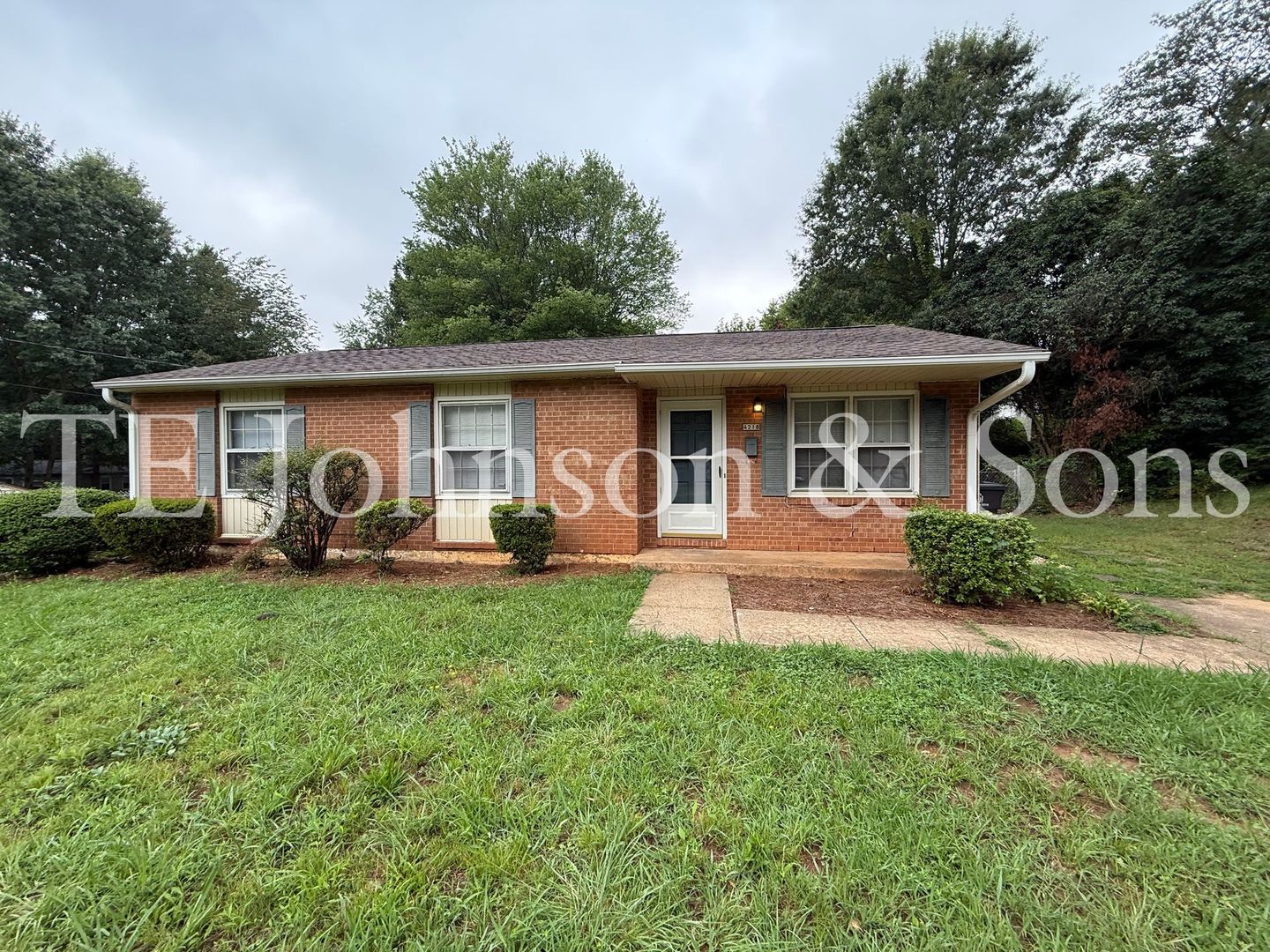 Winston-Salem House: 4218 S Jasmin Ct