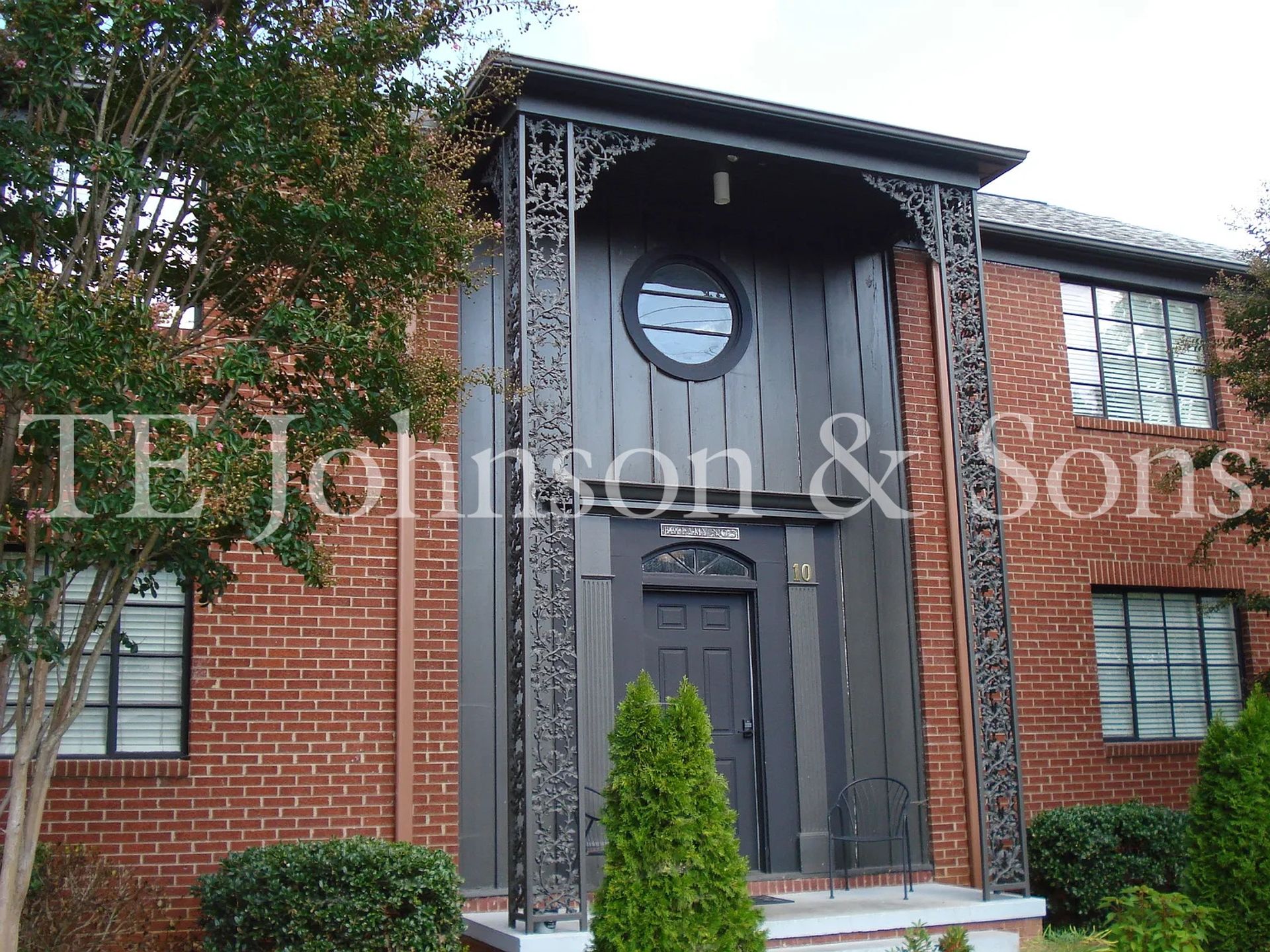 Lexington Apartment: 10 W. 6th Avenue