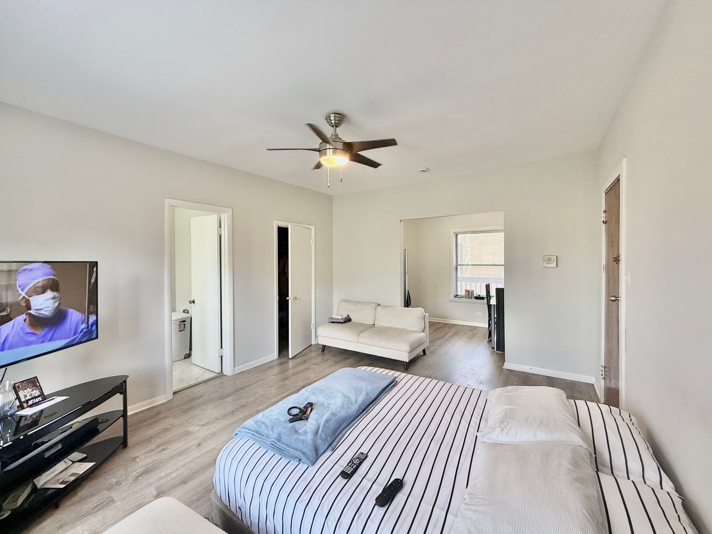 Chicago Apartment: 7620 N Sheridan