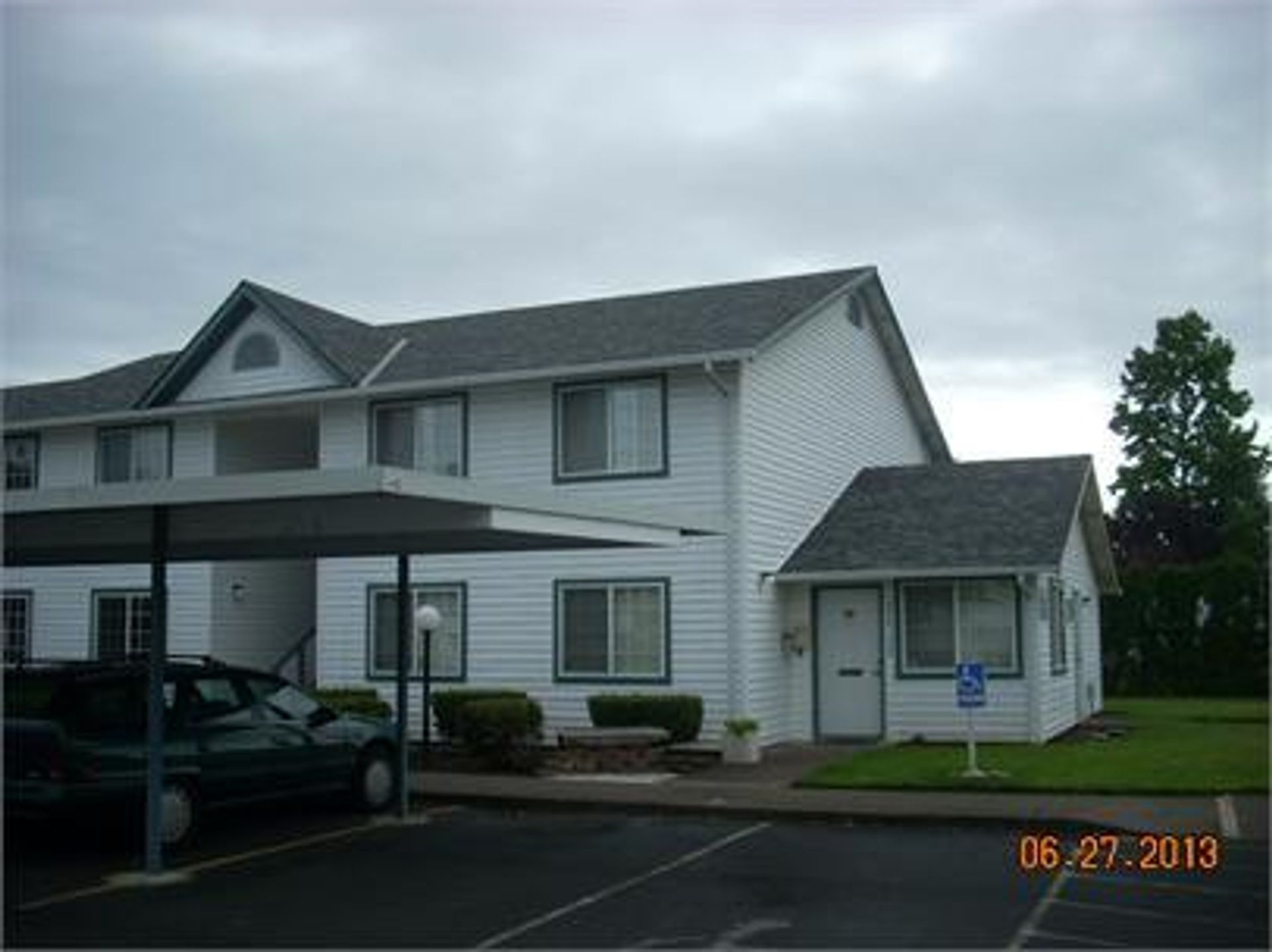 Monmouth Apartment: 850 Stephanie St.