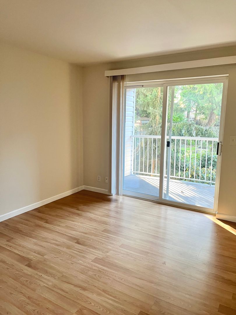 Seattle Apartment: 12329 Roosevelt Way NE