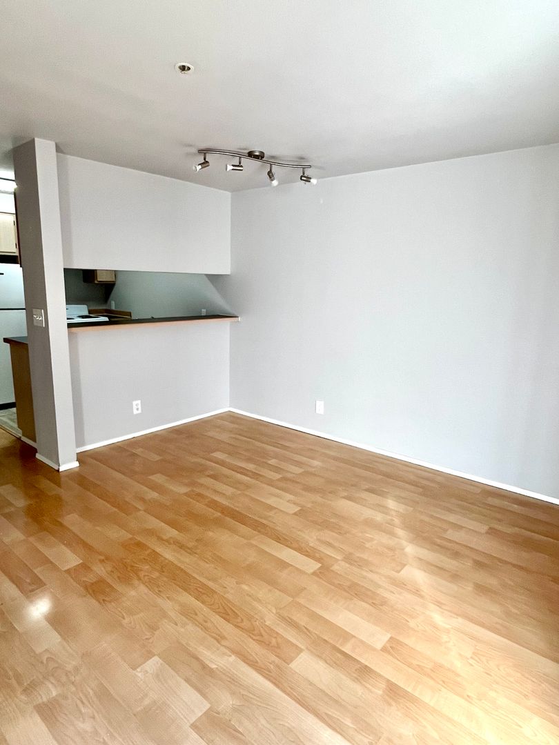 Seattle Apartment: 12329 Roosevelt Way NE