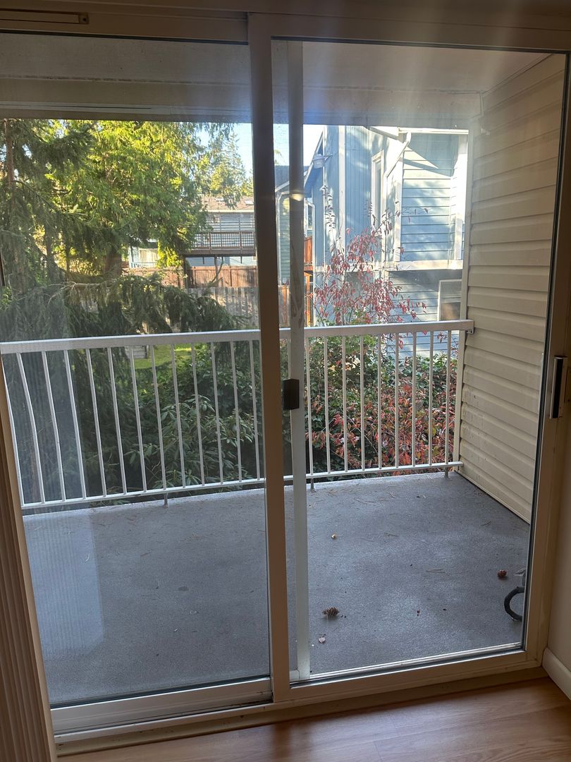 Seattle Apartment: 12329 Roosevelt Way NE