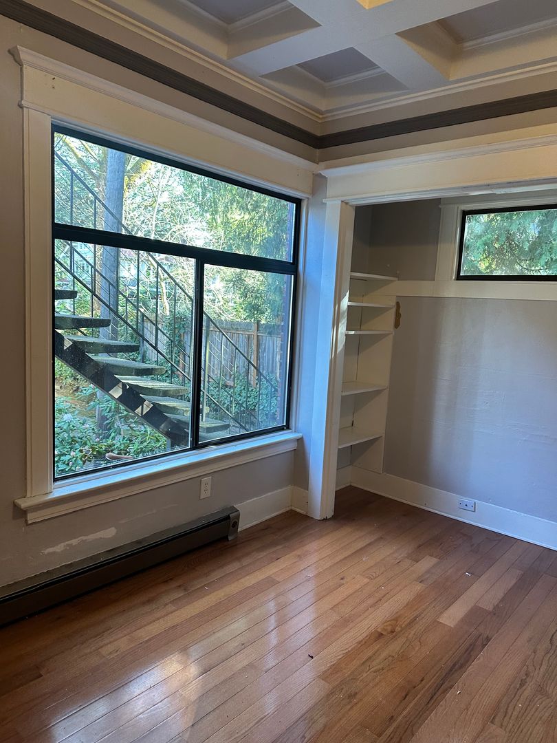 Seattle Apartment: 5800 15th Ave NE