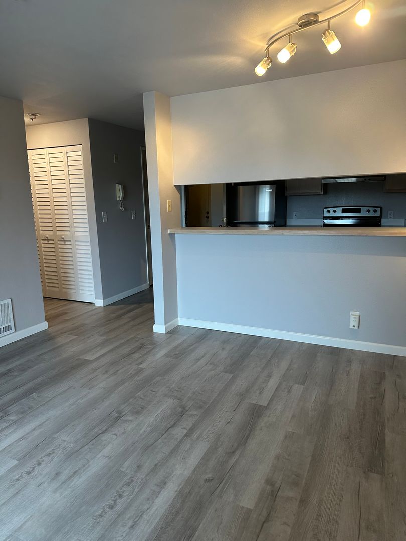 Seattle Apartment: 12329 Roosevelt Way NE