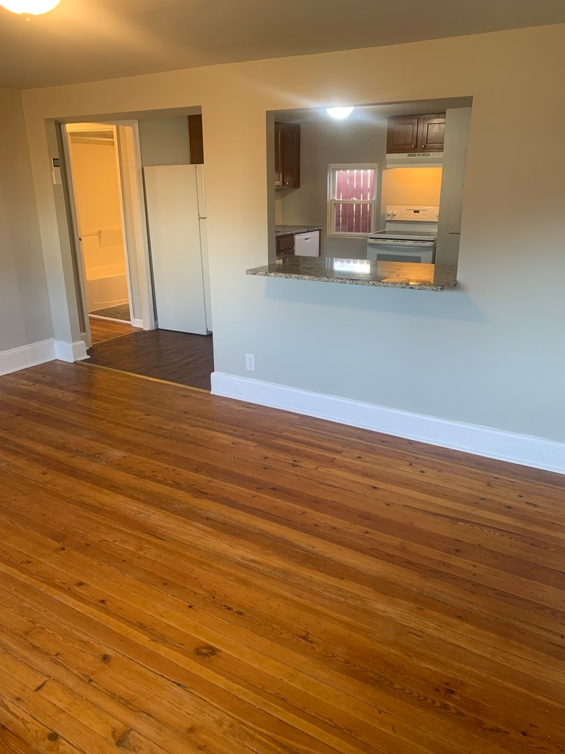 Croydon Apartment: 427 Sycamore Avenue