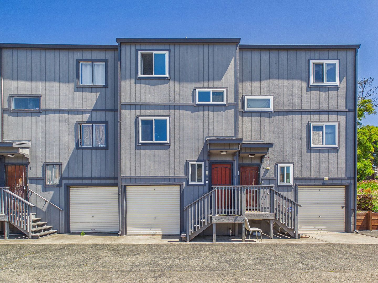 Oakland House: 2444 Frances St