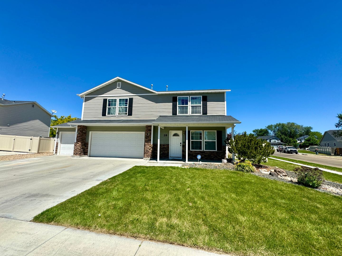 Nampa House: 28 N Zion Park Dr