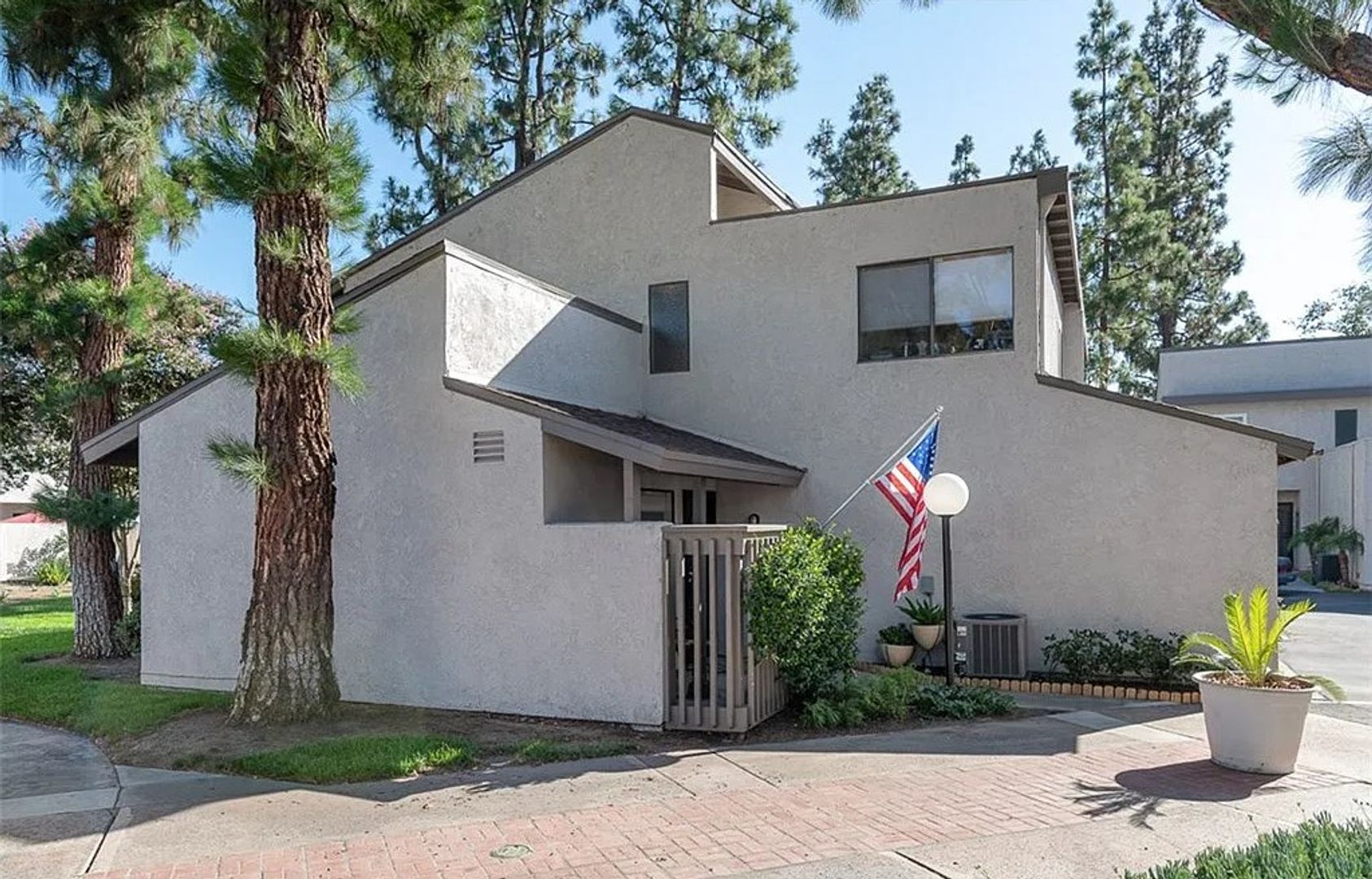 Anaheim House: 404 N Via Roma