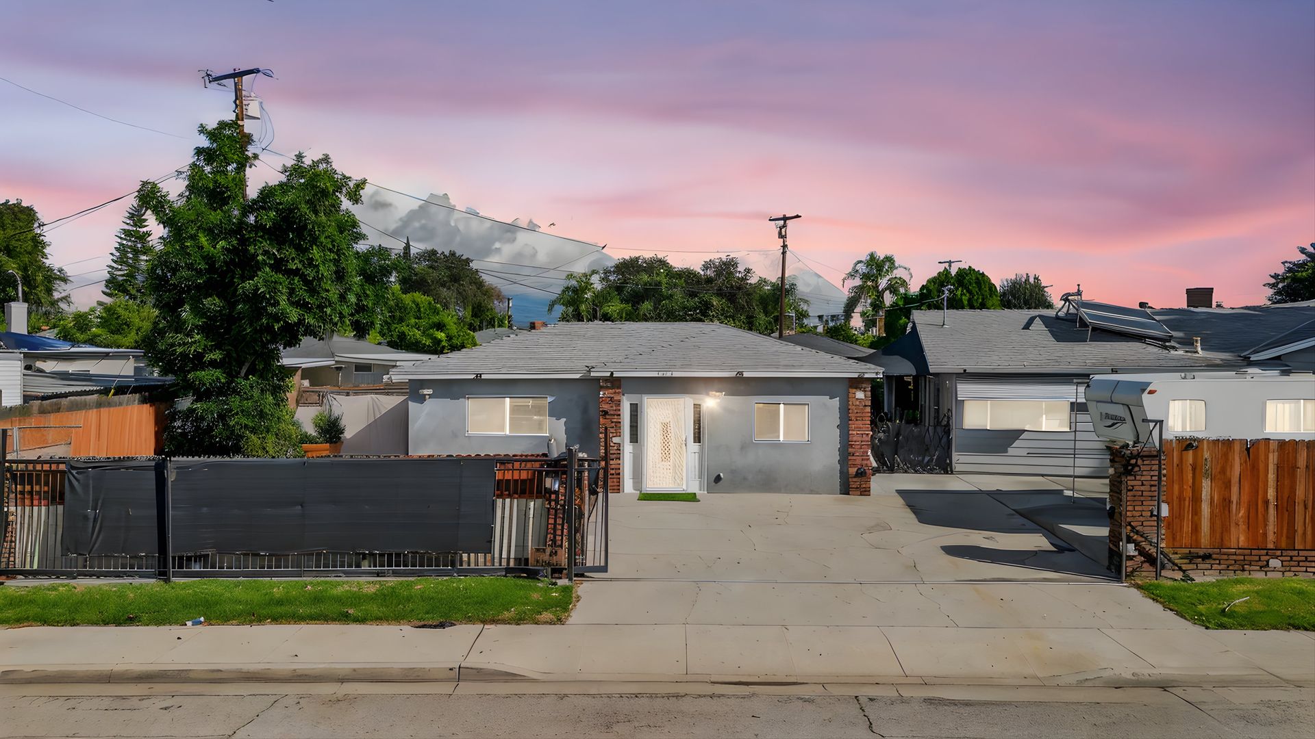 Pomona House: 1216 Butterfield Rd