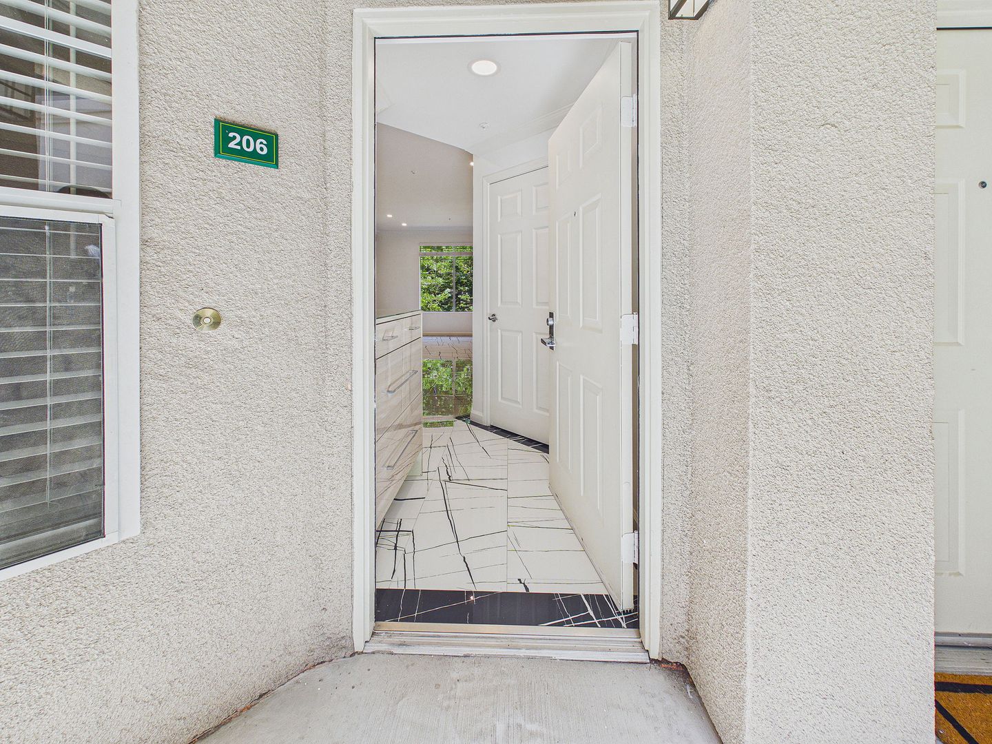 Oakland House: 300 Caldecott Ln Unit 206