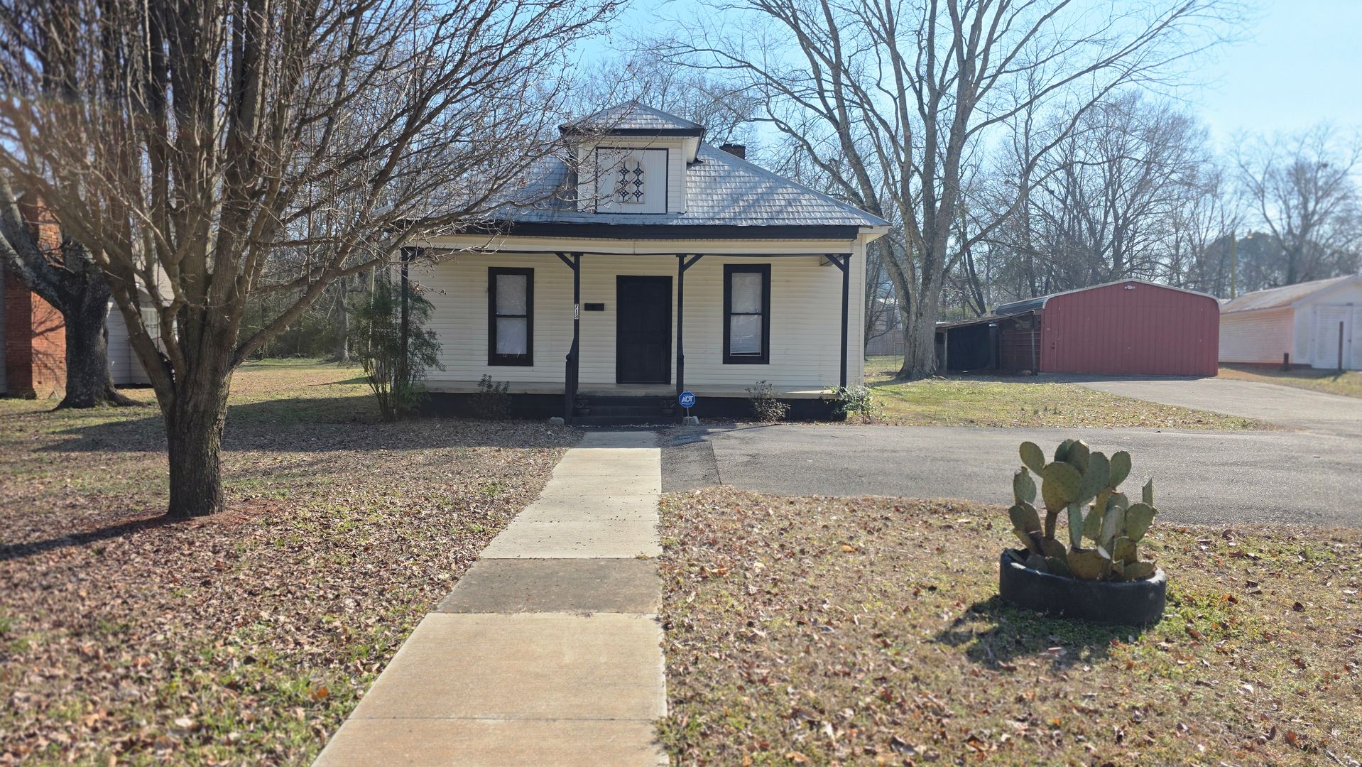 Athens House: 713 W Washington St