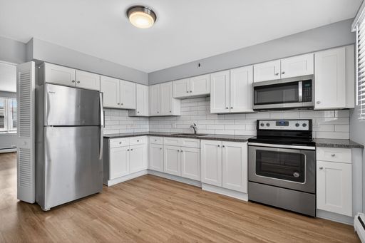 Beautifully Renovated 2 BDRM 1.0 BATH Apartment in Amazing Downtown La Grange
