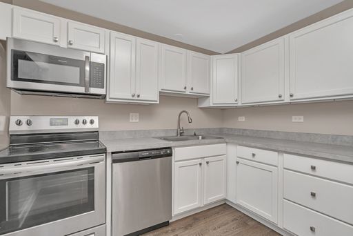 Discover Your Next Home: Lakeside Village in Mundelein, IL!