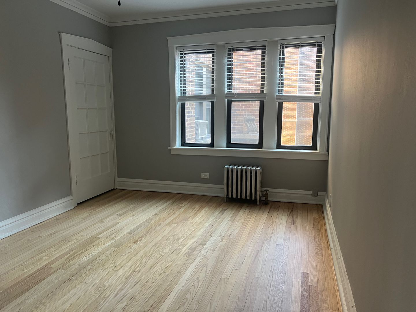 La Grange Apartment: 317-325 W Calendar