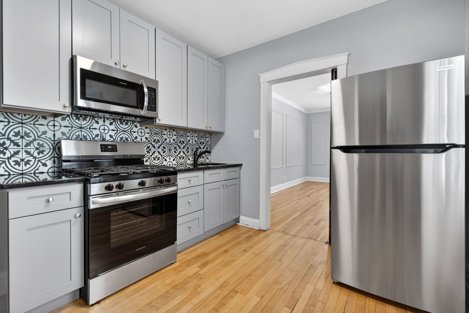 La Grange Apartment: 317-325 W Calendar