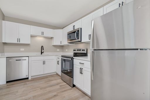 Newly Renovated 2 Bedroom 1 Bathroom in Glen Ellyn IL!