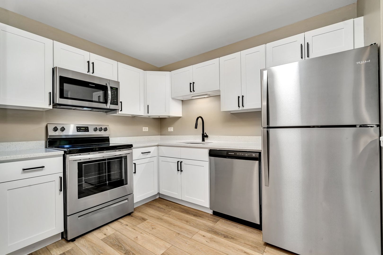 Glen Ellyn Apartment: 25 Briar St