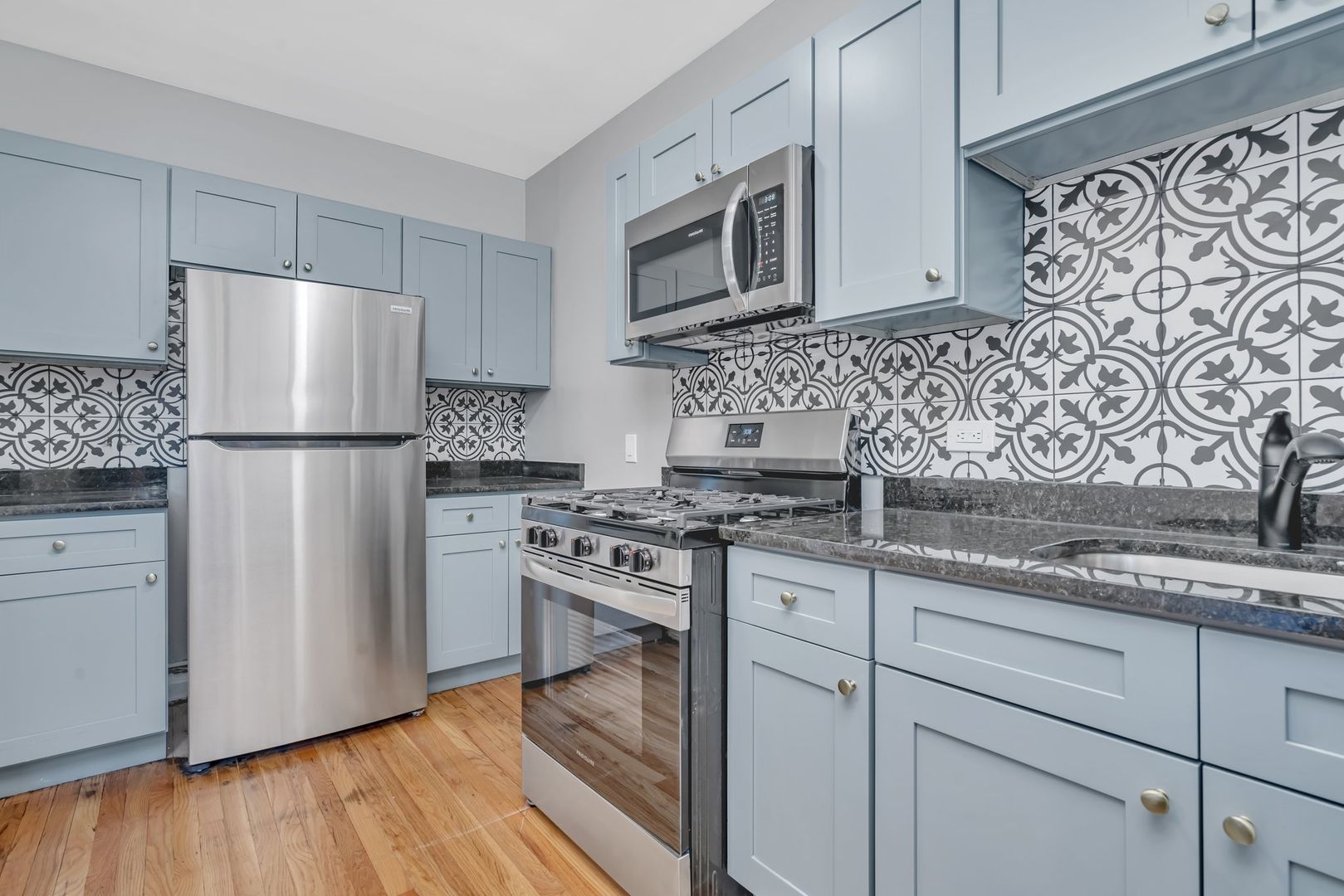 La Grange Apartment: 317-325 W Calendar